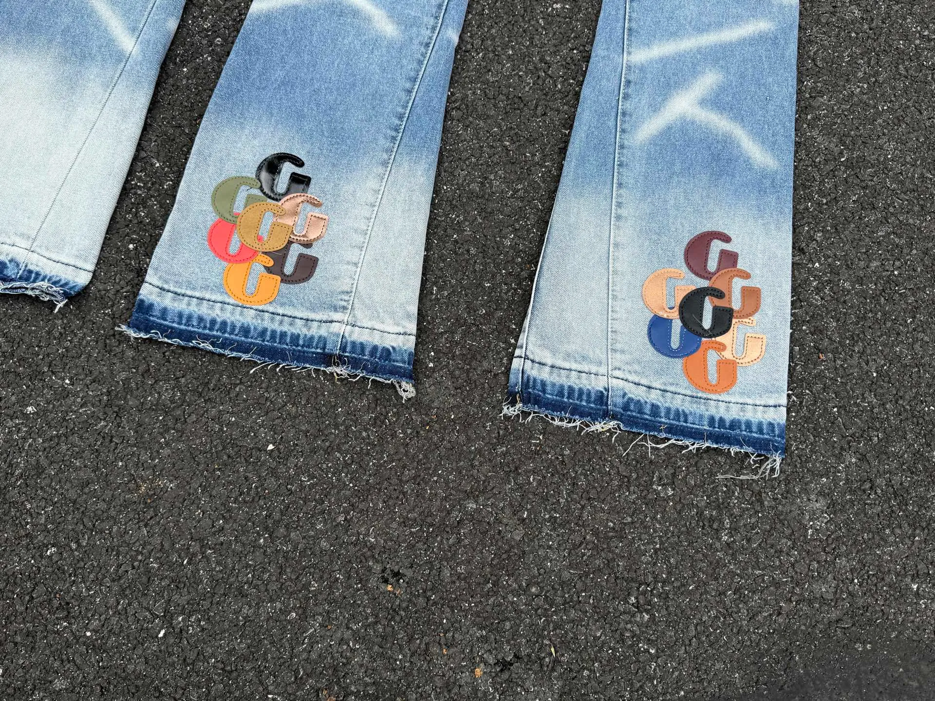 P240💰G66 GALLERY DEPT. Denim spliced ​​with all-over printed leather ripped bell-bottoms, washed and distressed jeans. GALLERY is attracted by these bell-bottoms. Whether it is a reset of Carhartt or Levis, it has created a strong brand style. Since these pants are modified from rare vintage, the production capacity is limited. Therefore, after many icons wore them, these pants were once hard to find. Later, perhaps due to the improvement of GD's business in the past two years and the expansion of production lines, the brand itself lowered the price, so I can't wait any longer for these pants this year and will definitely buy them. During the process of the denim washing plant, the owner of the washing plant helped introduce a boss who had worked for Levi's foundry and started his own business. This also paved the way for the following styles. Therefore, Levi's remodeled single product for the base plate is really familiar. Whether it is the fabrics supplied or the lathes used in production, there is nothing to choose from. -Color: blue -Size: S-XXL (corresponding to 28-36)